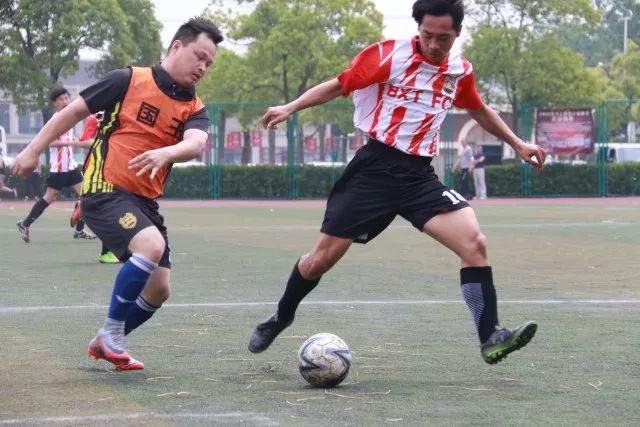 楼道一瞬：颜值、礼貌与职业坚韧